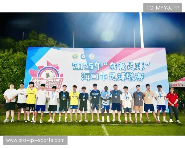 足球球星聚集一堂 共襄盛举的精彩时刻 男球员合照展现荣耀与团队精神